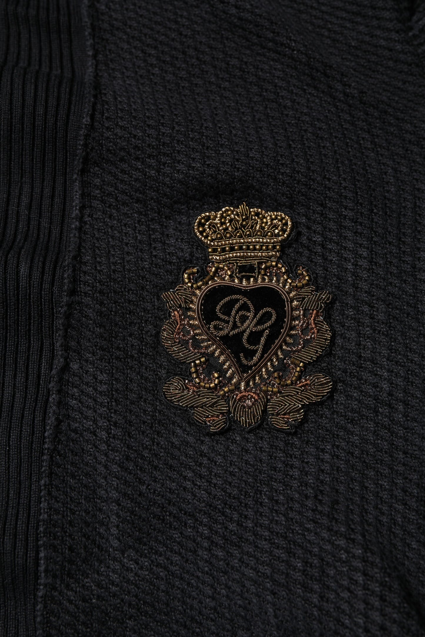 Dolce &amp; Gabbana Schwarzer Pullover aus Seide mit Knöpfen und Wappen