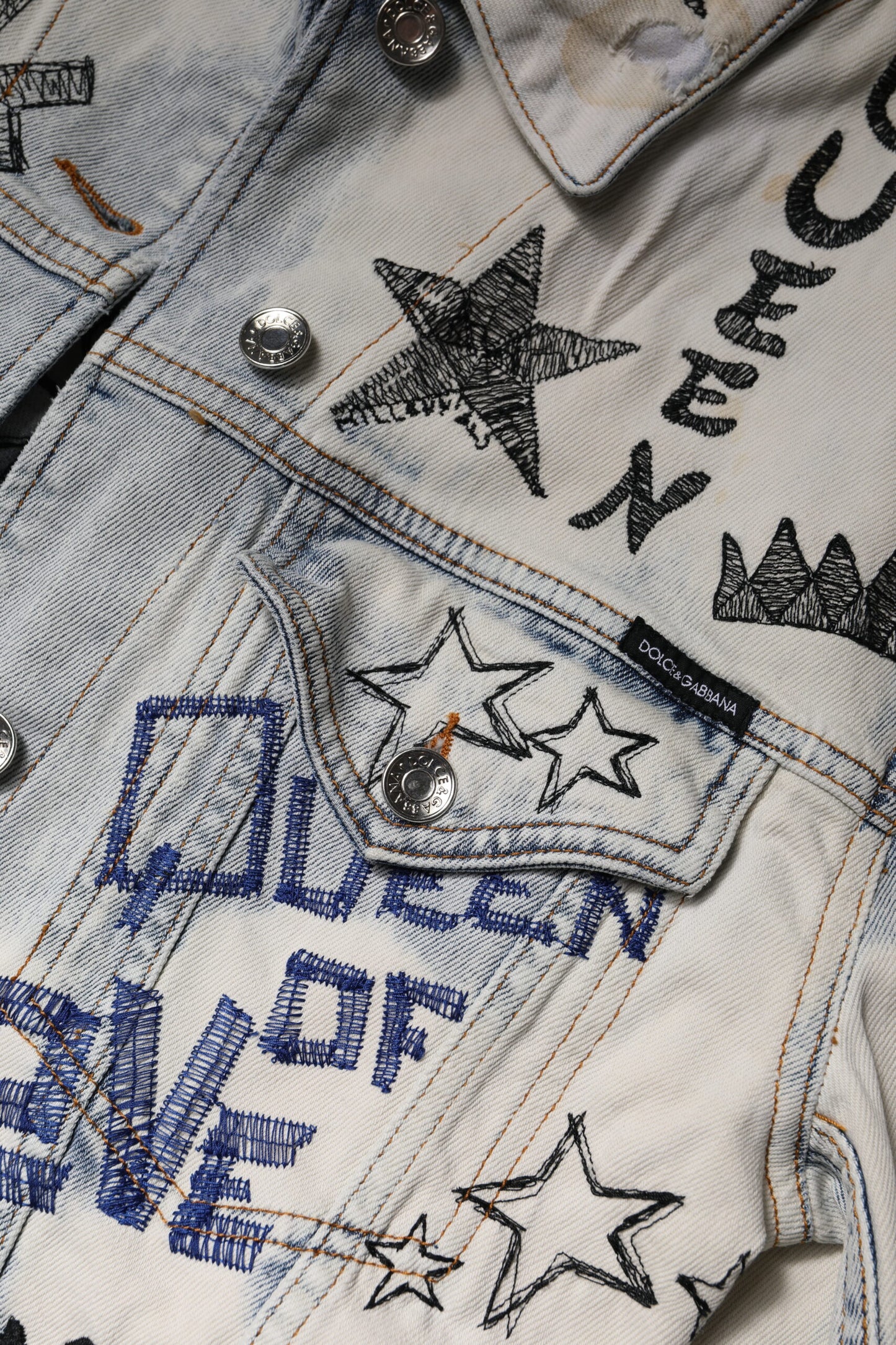Dolce &amp; Gabbana Hellblaue Jeansjacke mit Graffiti-Knopfleiste