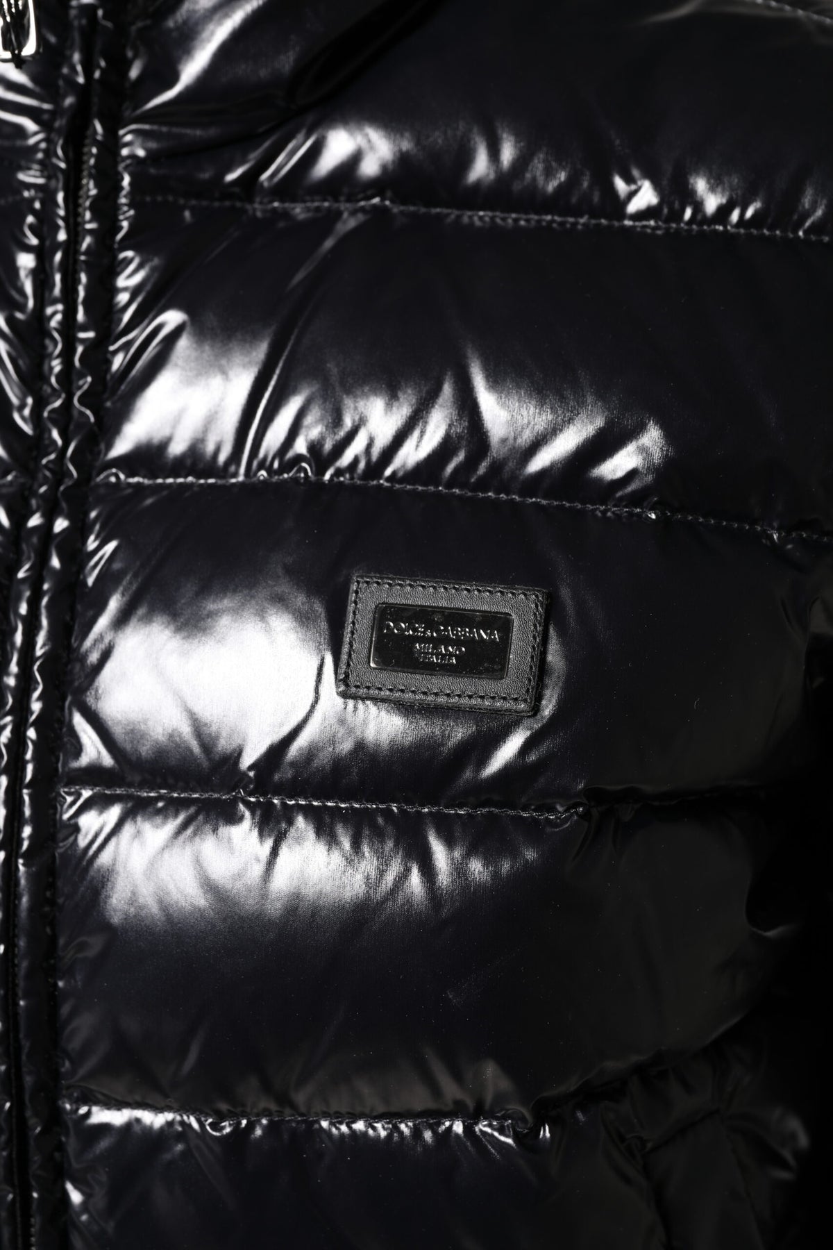 Dolce &amp; Gabbana – Pufferjacke mit durchgehendem Reißverschluss und schwarzem Logo-Schild