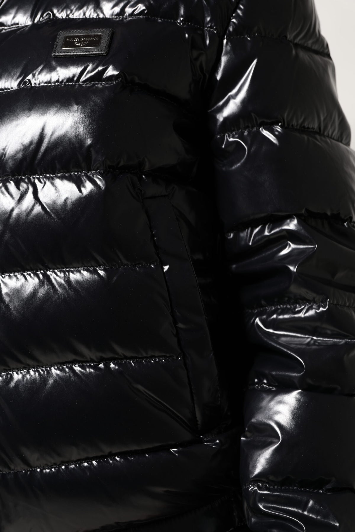 Dolce &amp; Gabbana – Pufferjacke mit durchgehendem Reißverschluss und schwarzem Logo-Schild