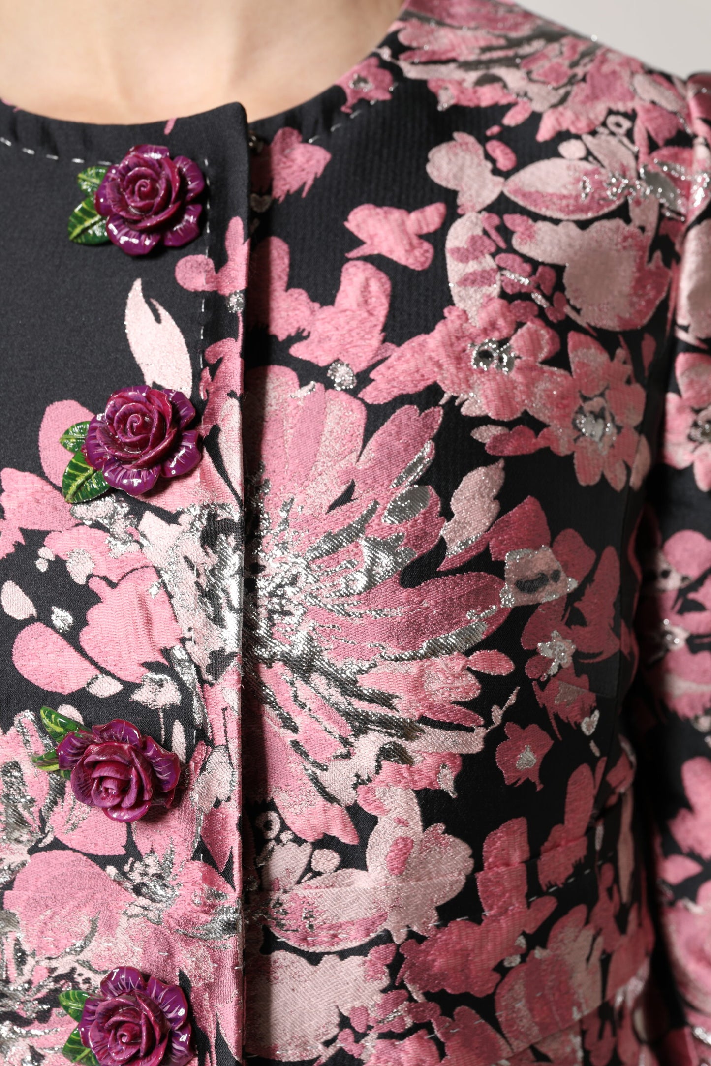 Dolce &amp; Gabbana – Trenchcoatjacke aus Brokat mit Blumenmuster in Rosa und Schwarz