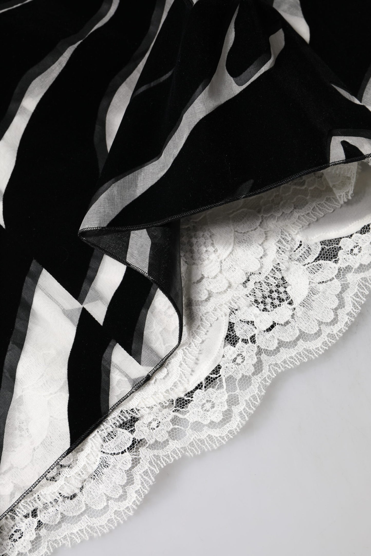 Dolce &amp; Gabbana – A-Linien-Etui-Minikleid mit Zebramuster in Schwarz und Weiß