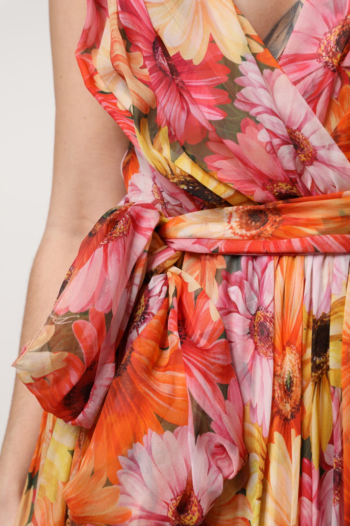 Dolce &amp; Gabbana Mehrfarbiges Chiffonkleid aus Seide mit V-Ausschnitt und Blumenmuster
