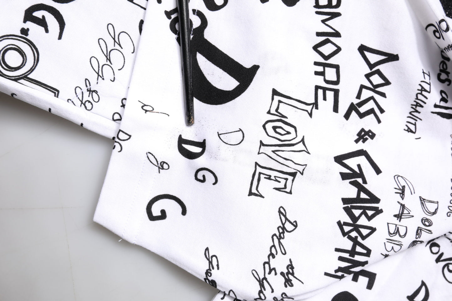 Dolce &amp; Gabbana – Weißes Baumwoll-T-Shirt mit Rundhalsausschnitt und Graffiti-Print