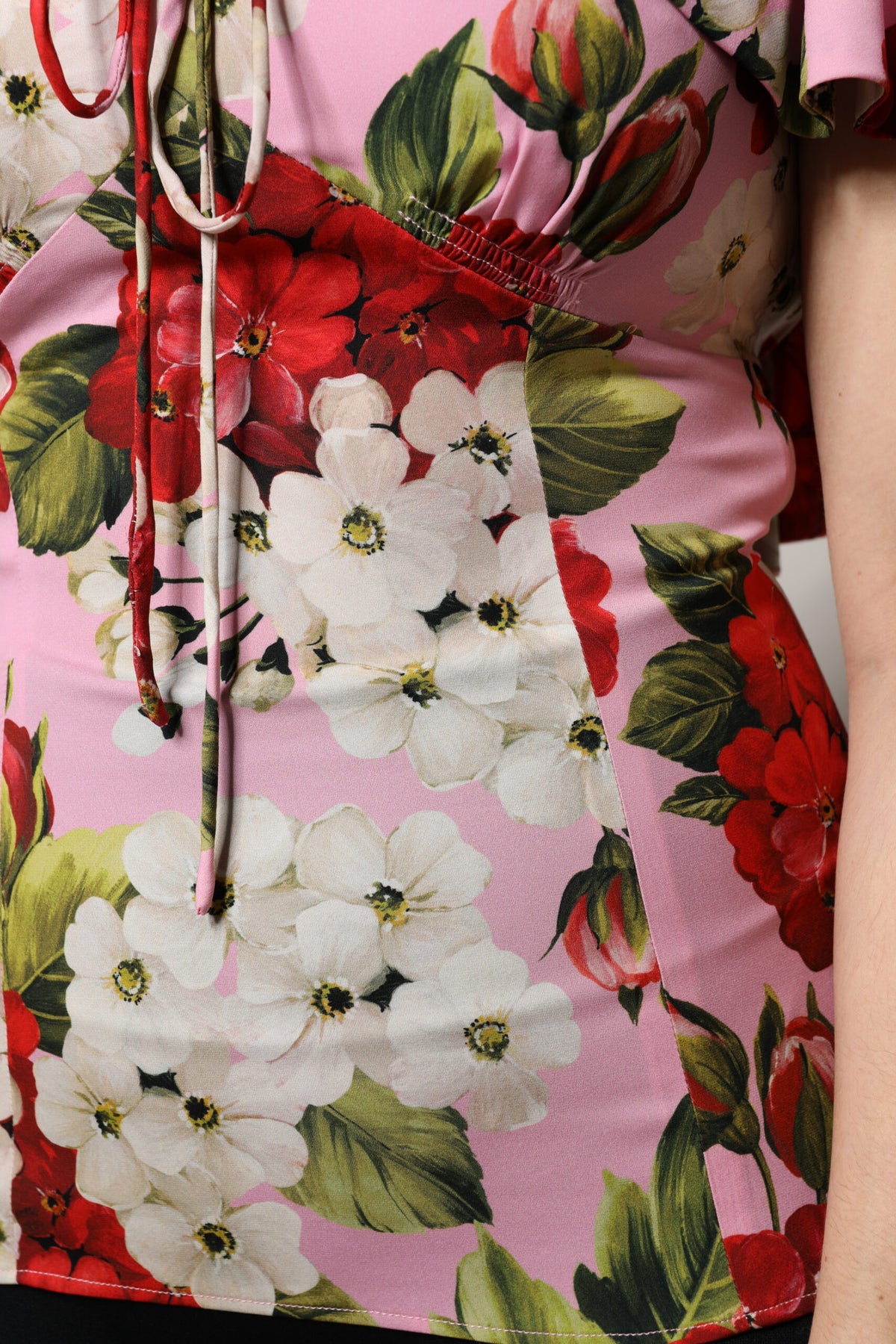 Dolce &amp; Gabbana – Kurzärmliges Blusenoberteil aus Seide mit Blumenmuster in Rosa