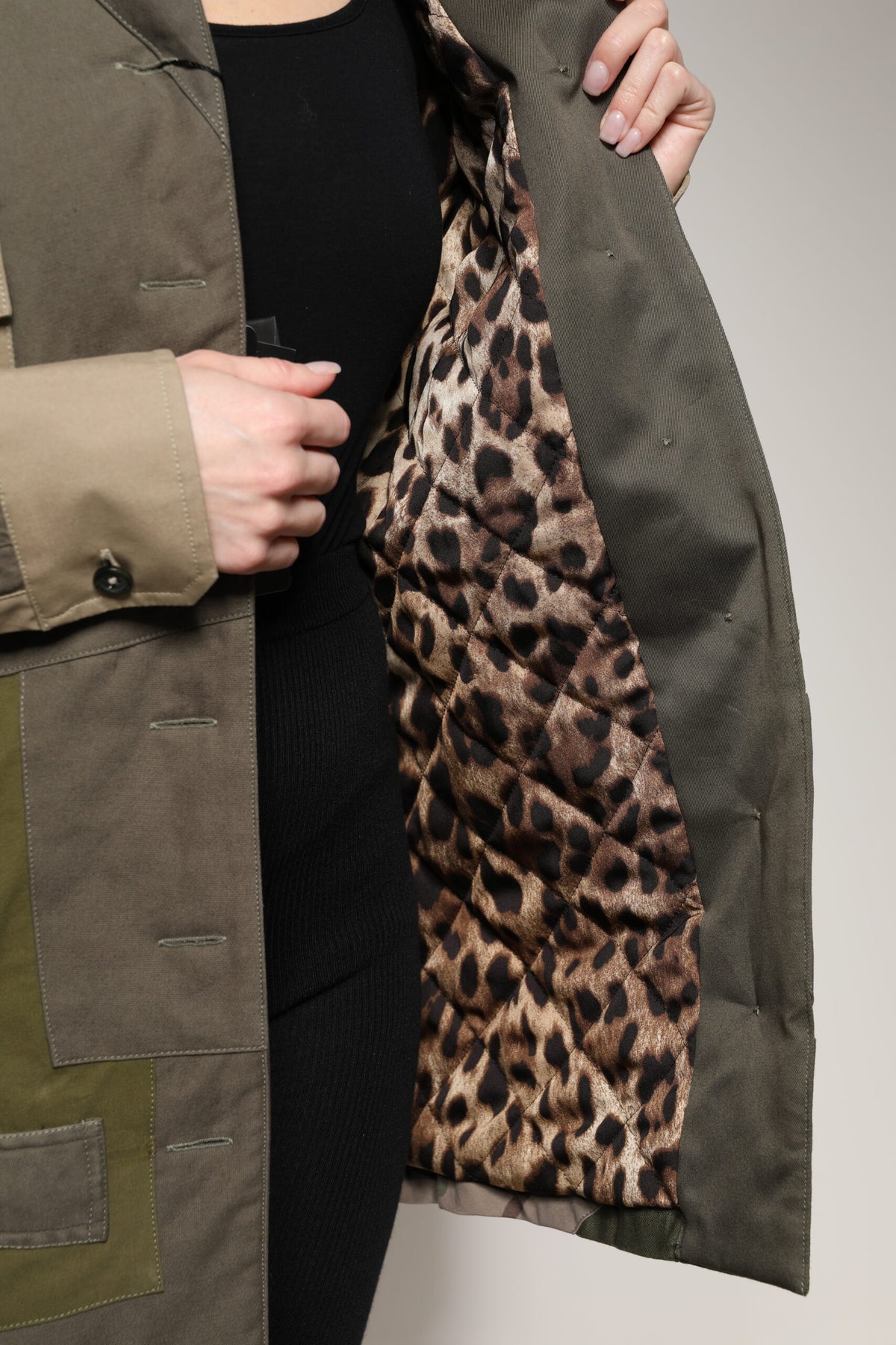 Dolce &amp; Gabbana Militärgrüne Baumwoll-Down-Jacke mit Knöpfen