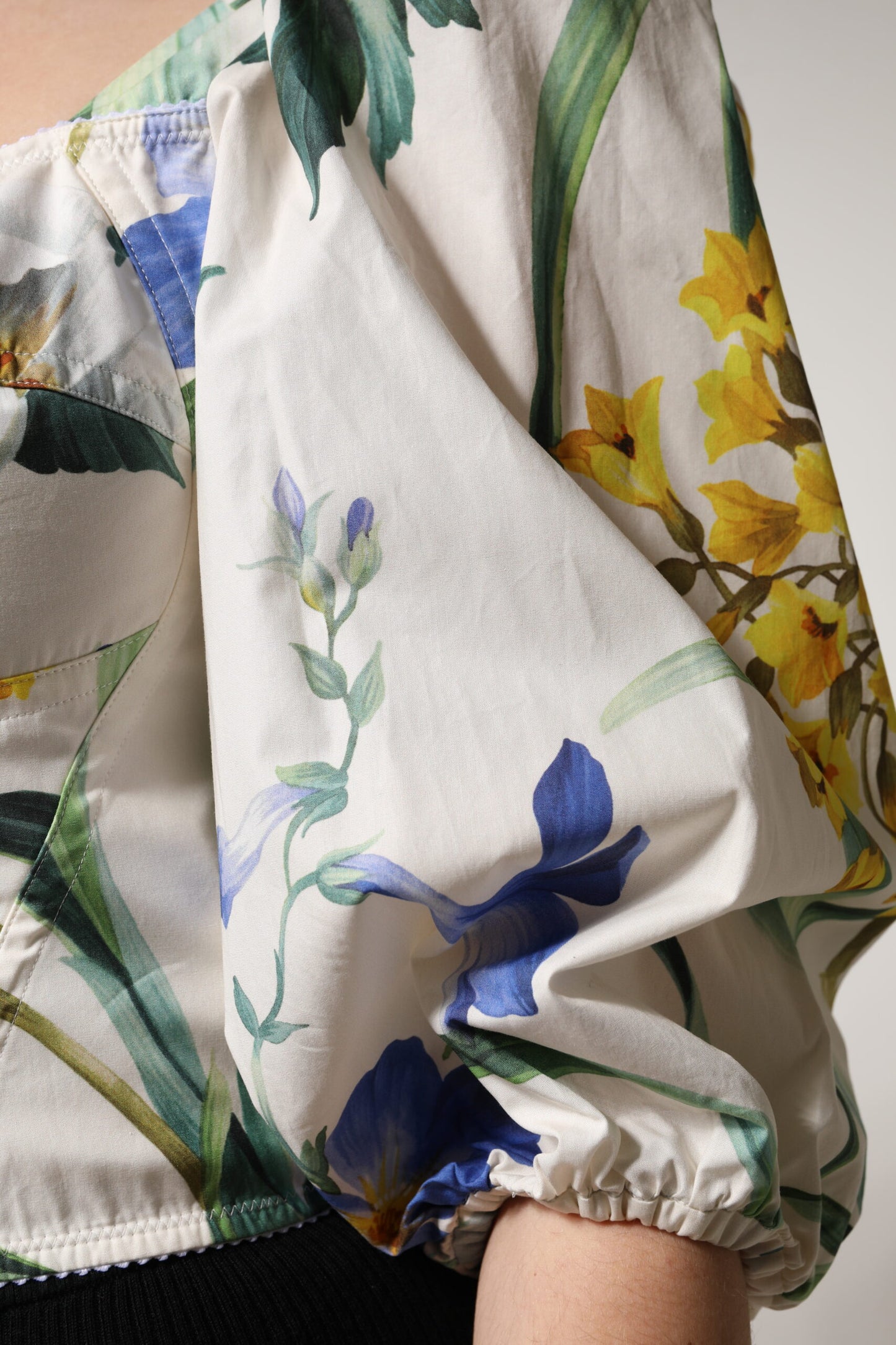 Dolce &amp; Gabbana – Kurze Bluse mit Puffärmeln und Blumenmuster in Weiß