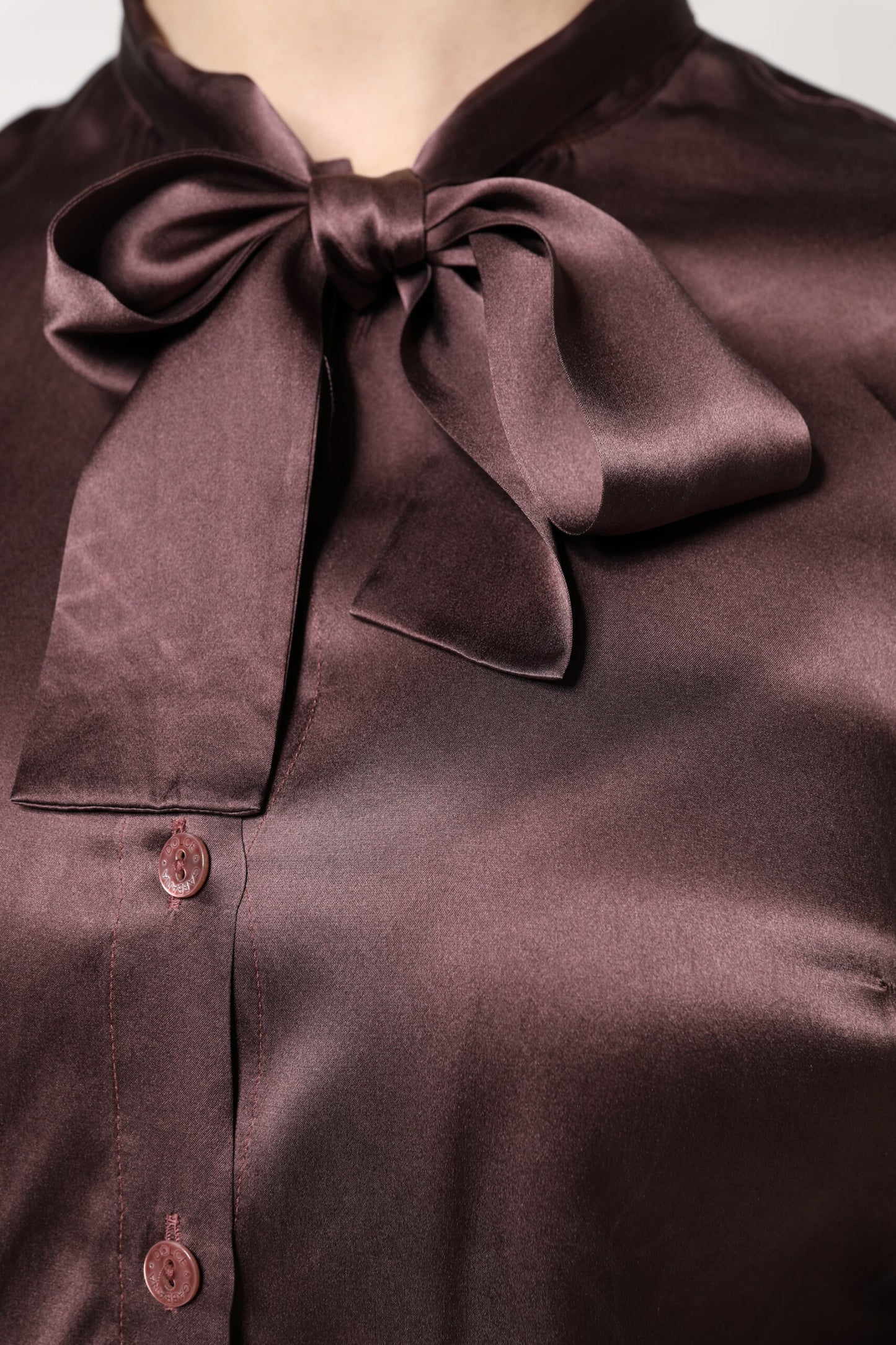 Dolce &amp; Gabbana, Braunes Blusentop mit langem Ascot-Kragen