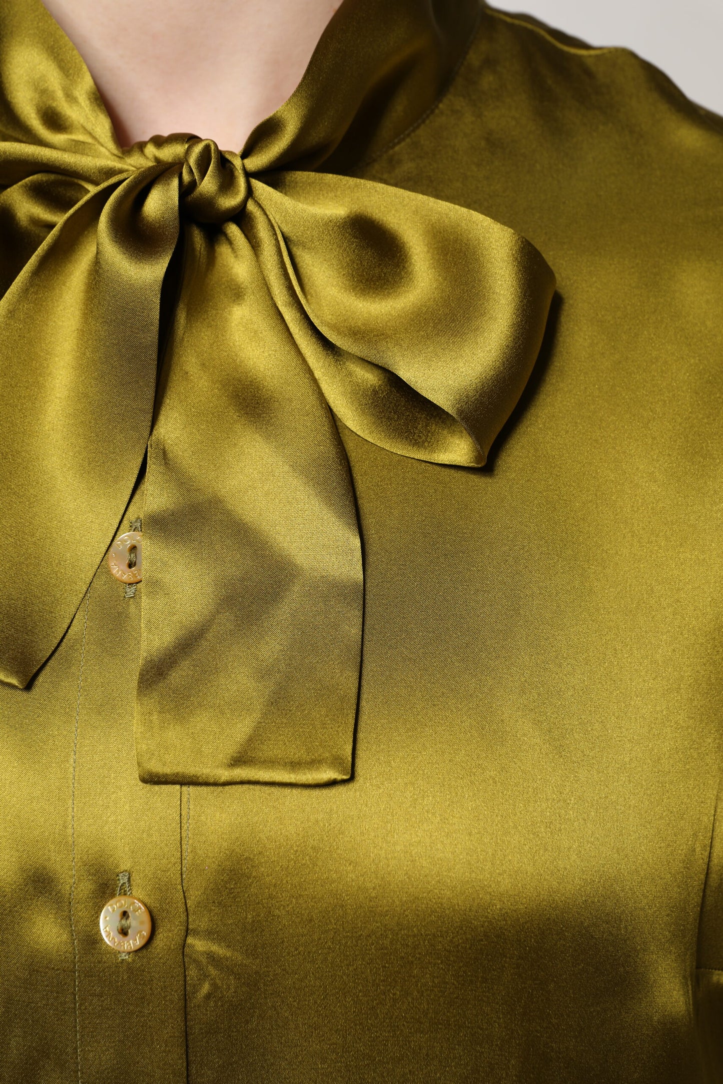 Dolce &amp; Gabbana, olivgrünes Blusentop mit Ascot-Kragen und langen Ärmeln