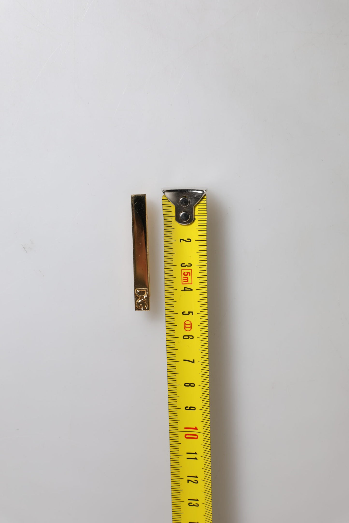 Dolce &amp; Gabbana Goldfarbene Messing-Kristall-Markenaccessoire-Krawattenklammer