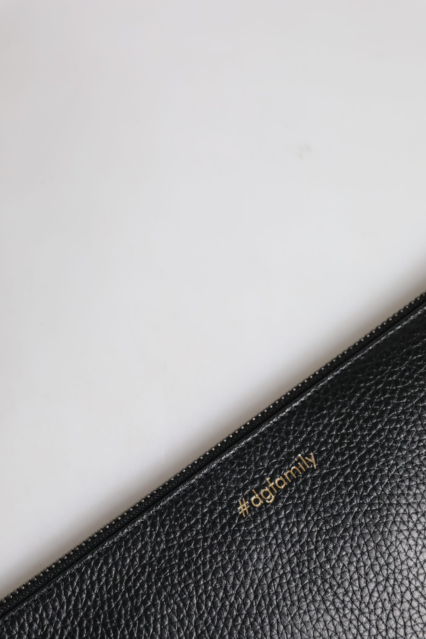 Dolce &amp; Gabbana Schwarzes Leder #DGFAMILY Verzierte Herren-Tasche mit Reißverschluss