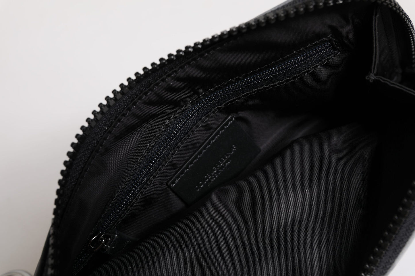 Dolce &amp; Gabbana – Schwarz-graue Camouflage-Tasche mit Logo-Plakette und Schlüsselring