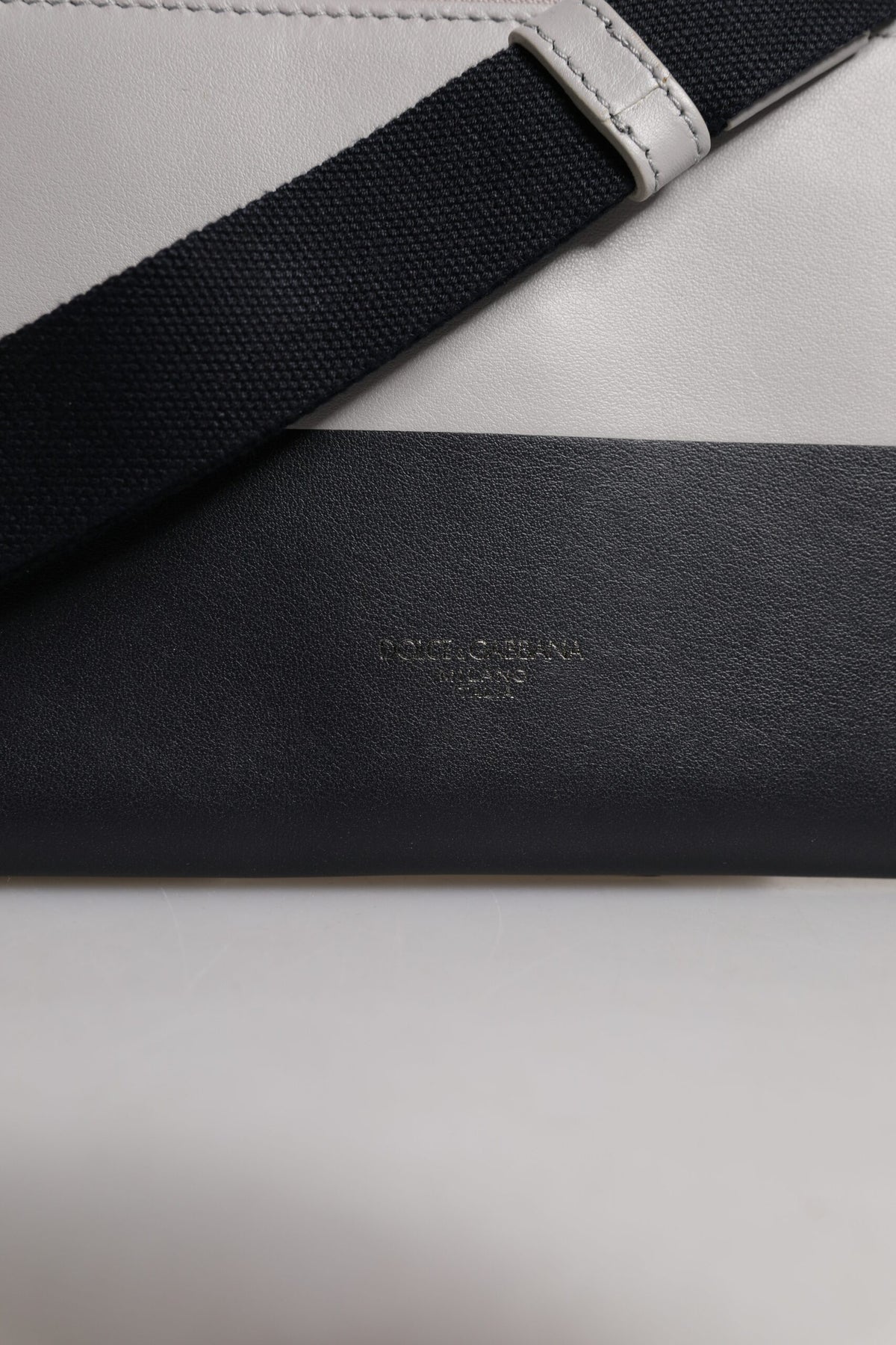 Dolce & Gabbana Umhängetasche aus schwarz-weißem Leder mit geprägtem Logo