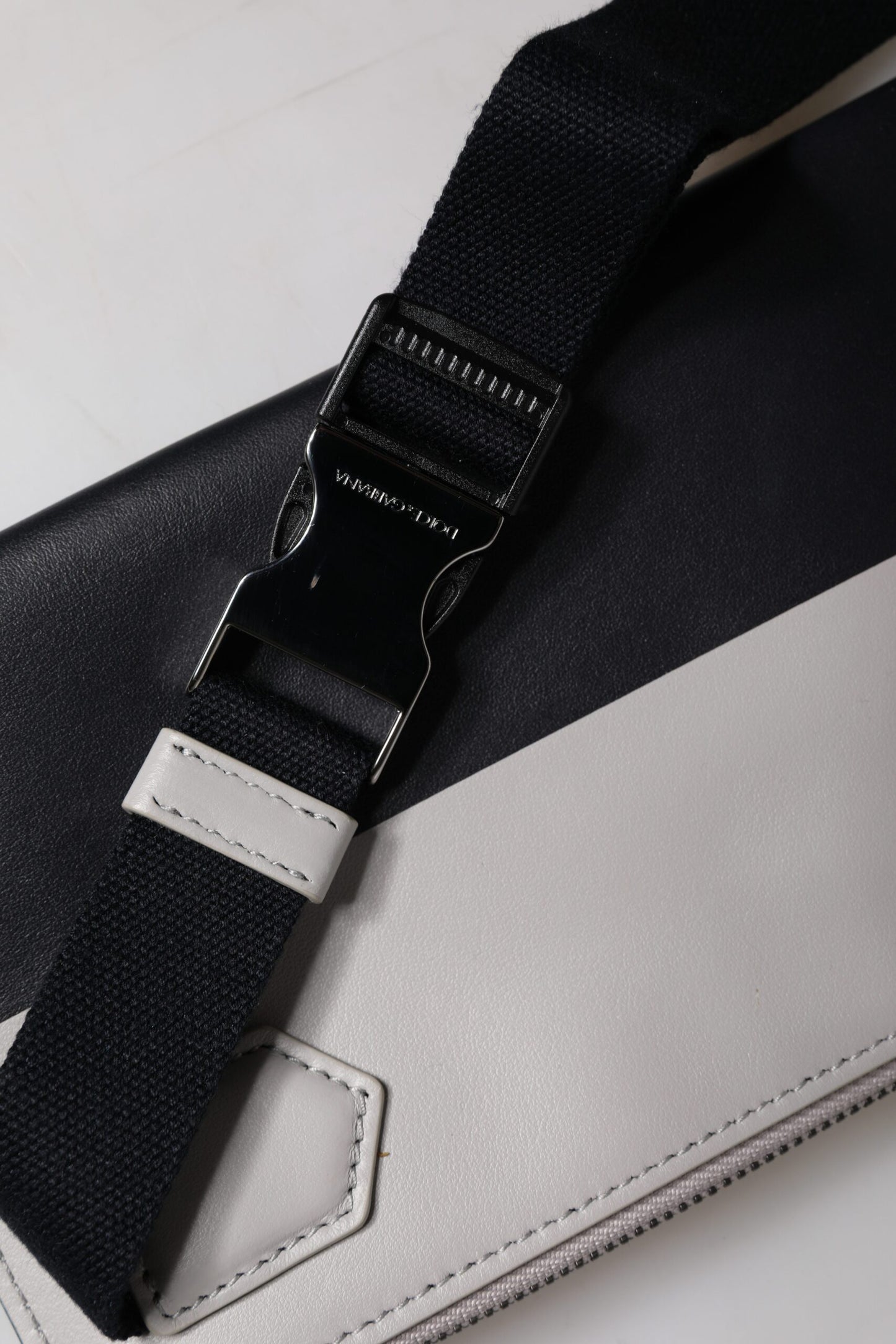 Dolce &amp; Gabbana – Umhängetasche aus schwarz-weißem Leder mit Logoprägung