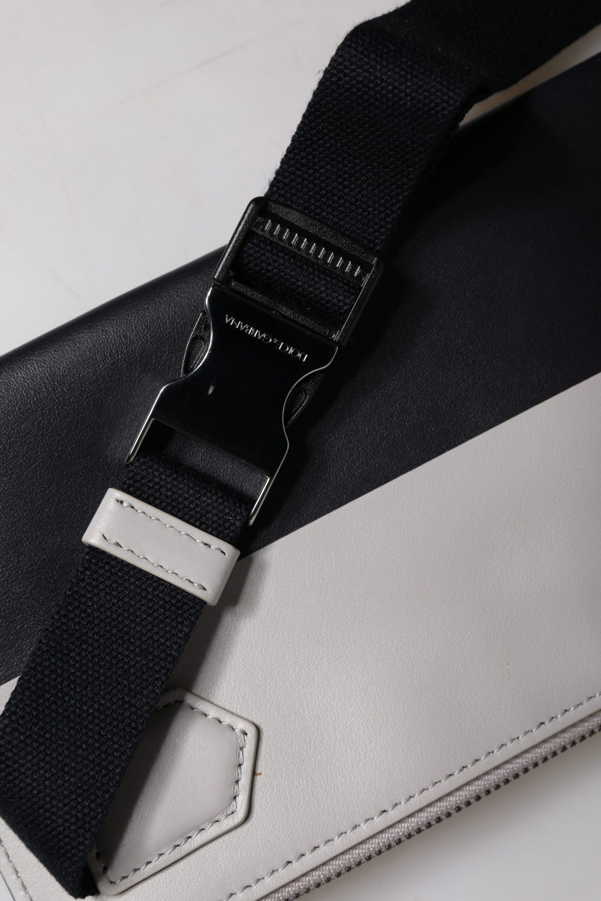 Dolce & Gabbana Umhängetasche aus schwarz-weißem Leder mit geprägtem Logo
