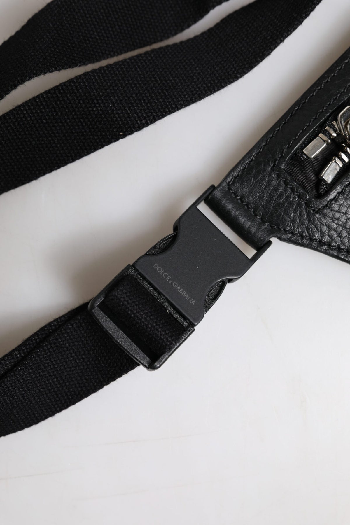 Dolce &amp; Gabbana Gürteltasche mit Logo-Plakette aus schwarzem Kalbsleder für Herren
