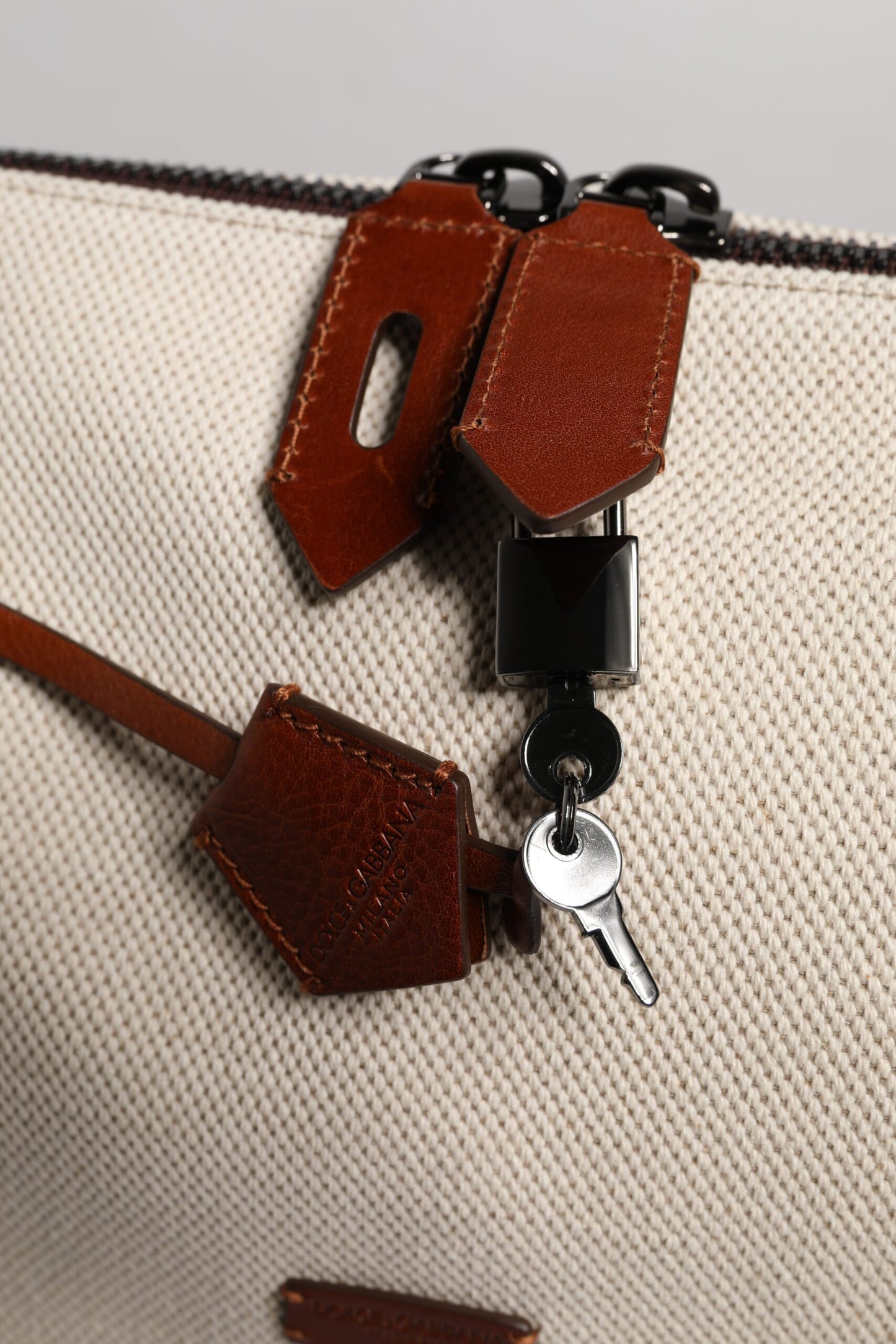 Dolce &amp; Gabbana Beigebraune Duffle-Umhängetasche aus Baumwollleder