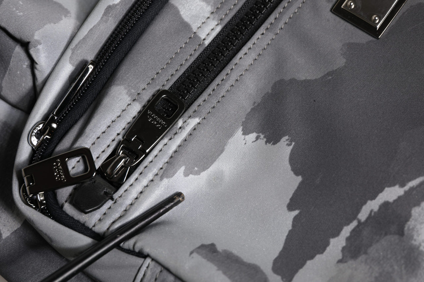 Dolce &amp; Gabbana – Schwarze Camouflage-Tasche mit Schultergurt und Logo-Plakette