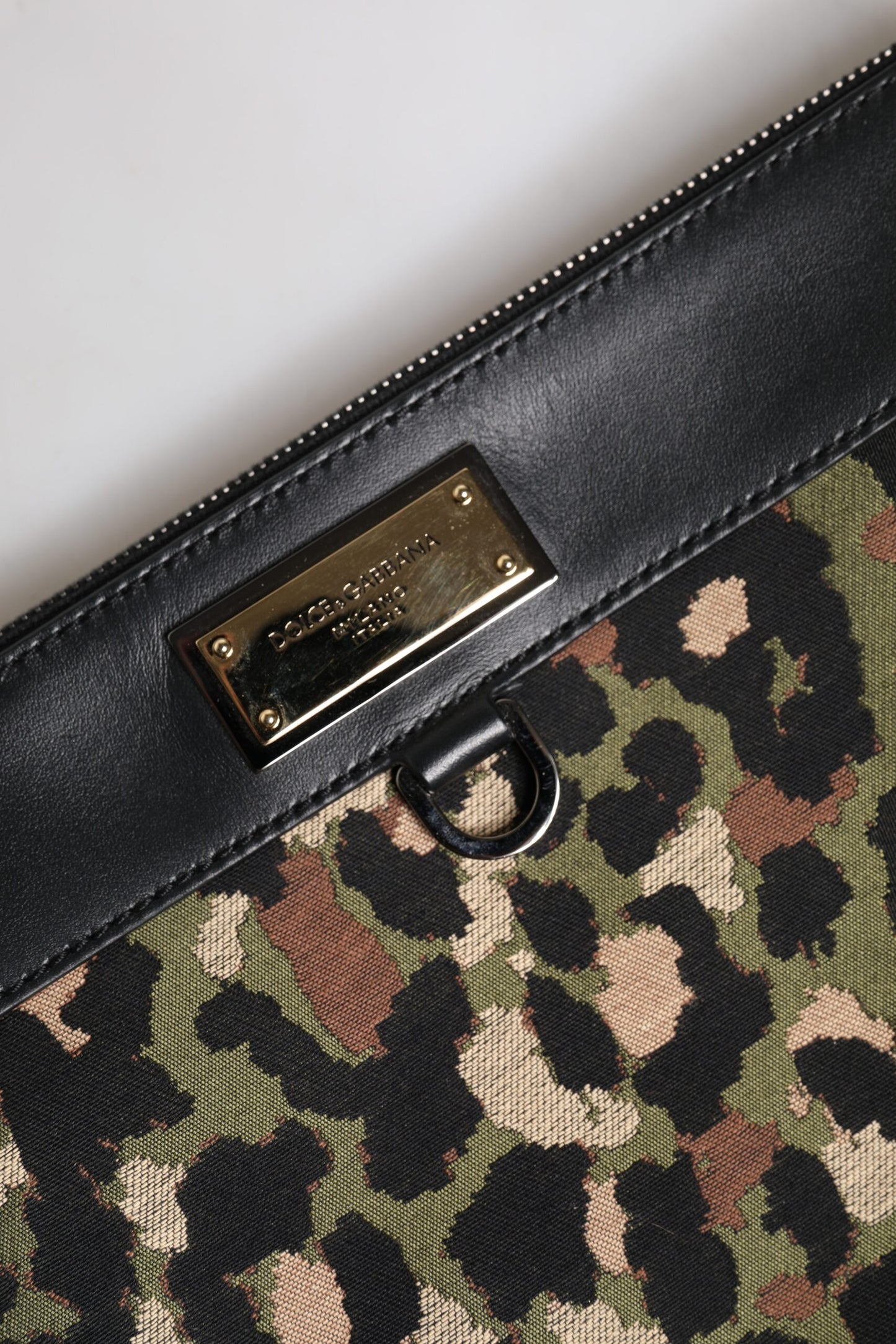 Dolce &amp; Gabbana – Mehrfarbige Beuteltasche mit Logo-Schild und Leoparden-Jacquard-Print