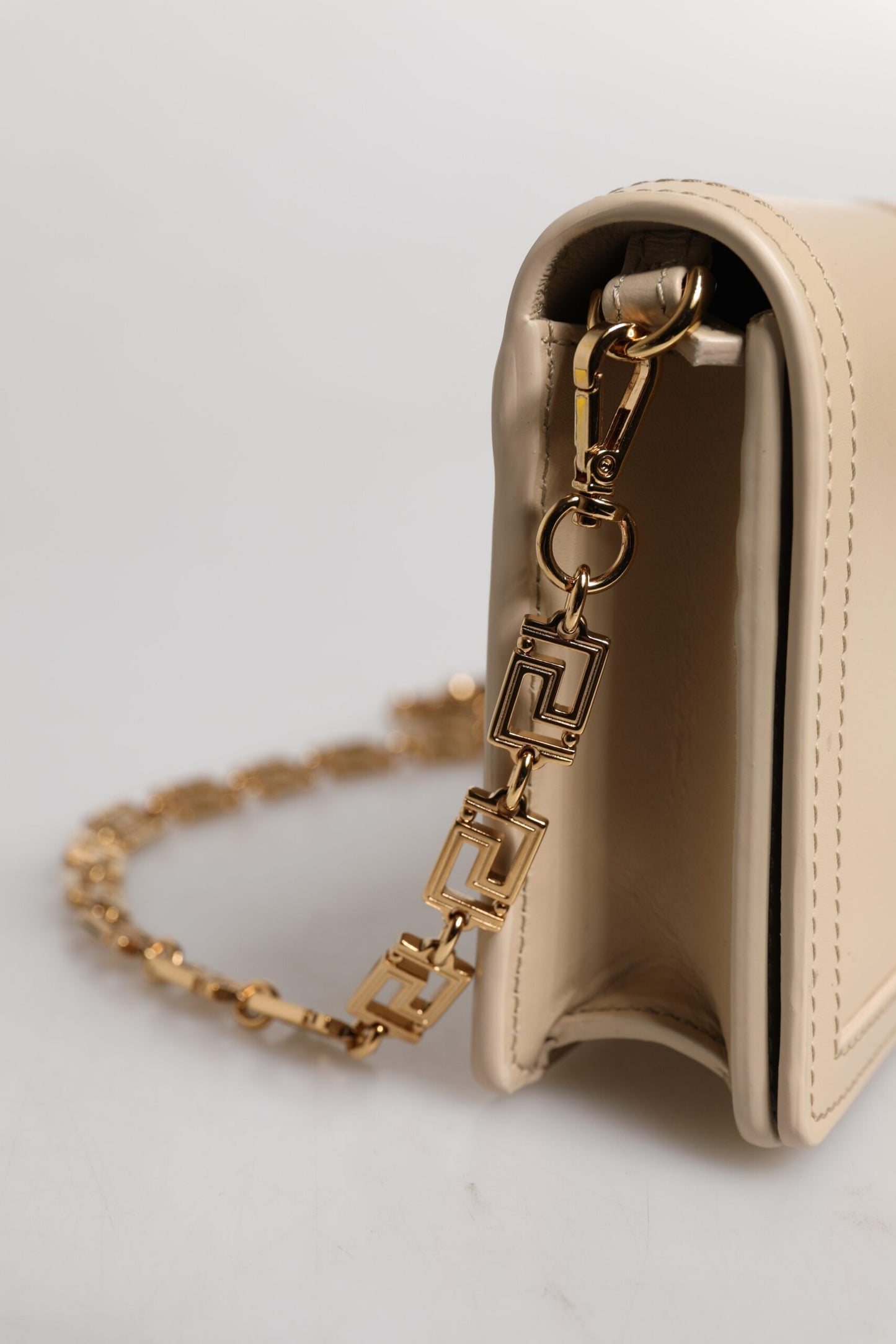 Versace – Umhängetasche aus Kalbsleder mit goldener Kette in Beige