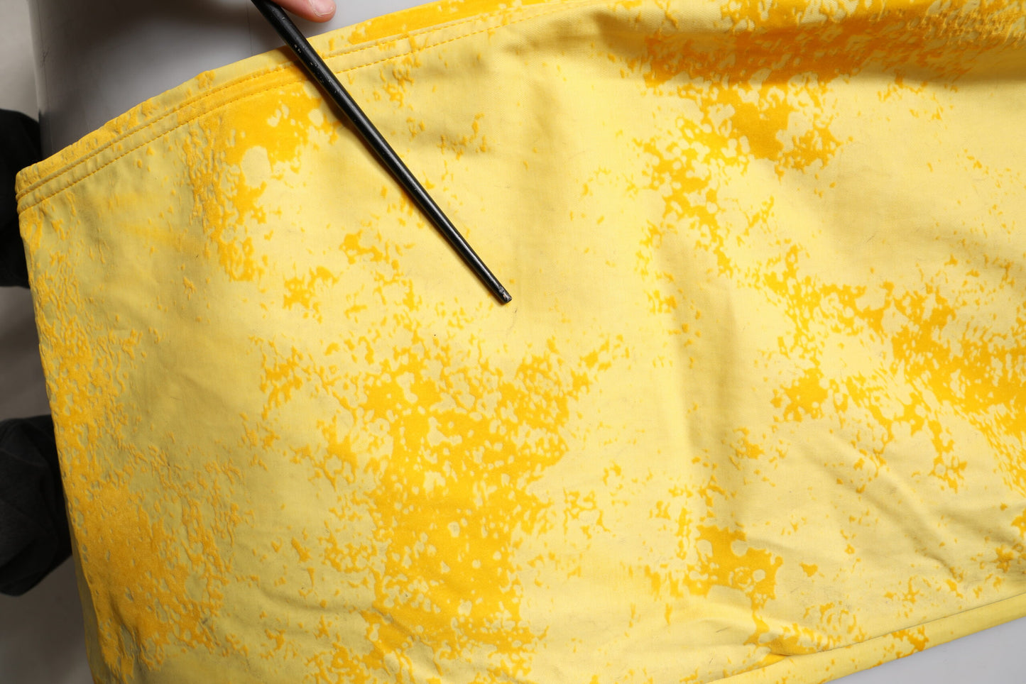 Dolce &amp; Gabbana – Gerade geschnittene Jeans aus Baumwolle in Gelb mit Batikmuster