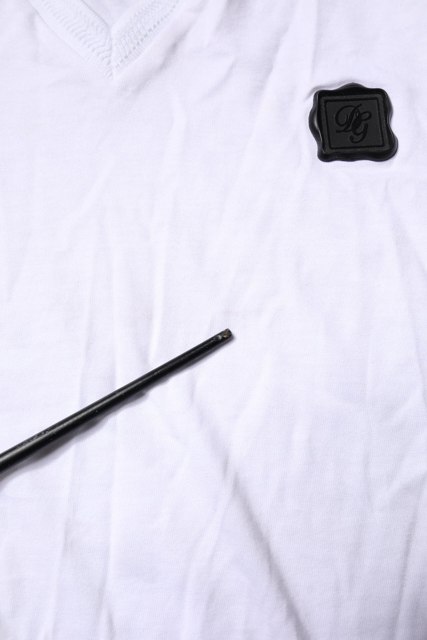 Dolce &amp; Gabbana – Weißes T-Shirt mit V-Ausschnitt und Logo-Patch aus Baumwolle