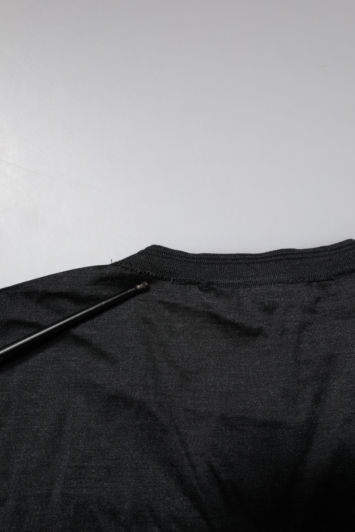 Dolce &amp; Gabbana – Dunkelgraues Seiden-T-Shirt mit V-Ausschnitt und kurzen Ärmeln