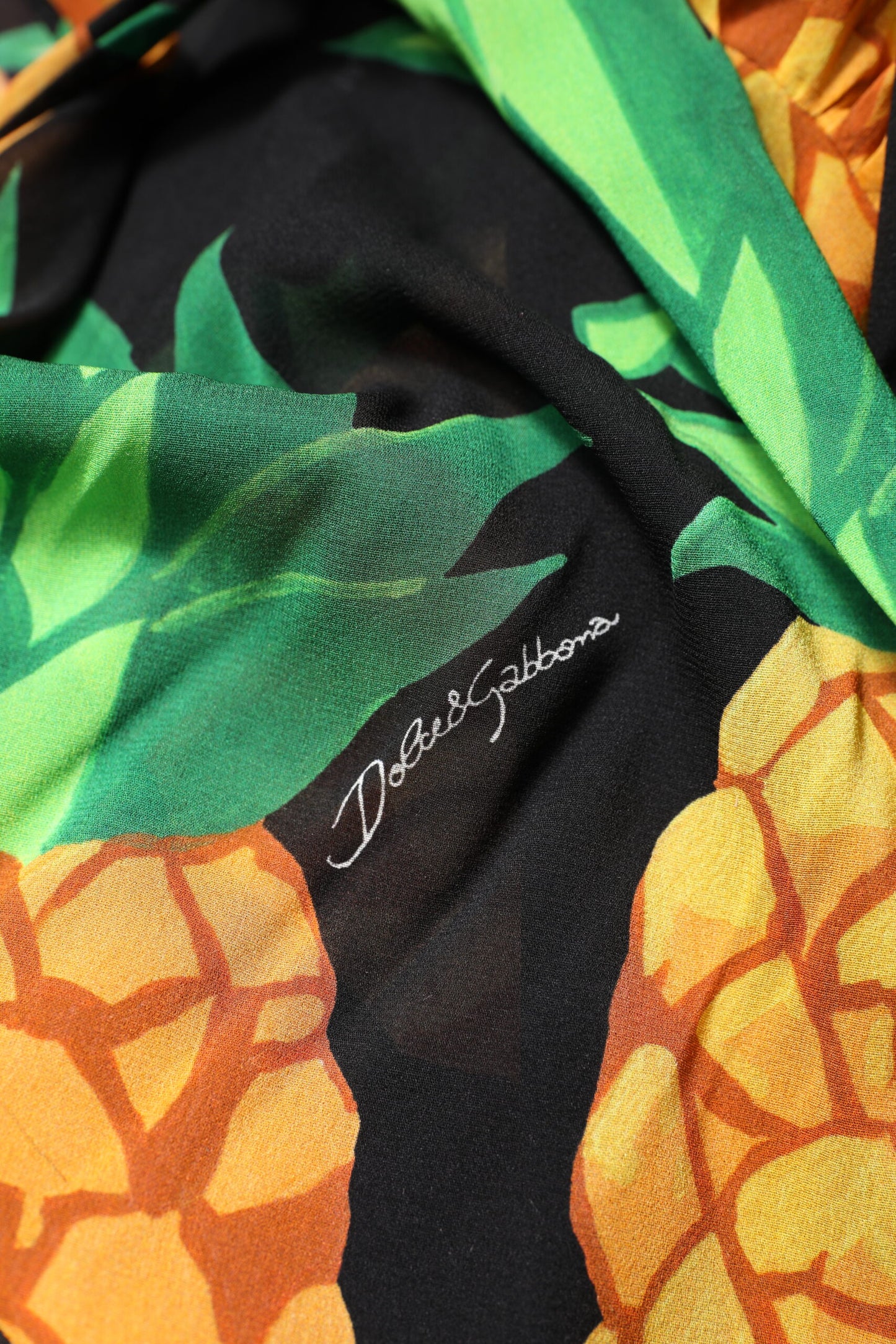 Dolce &amp; Gabbana Schwarzes Wickelkleid aus Seide mit Ananas-Drapierung