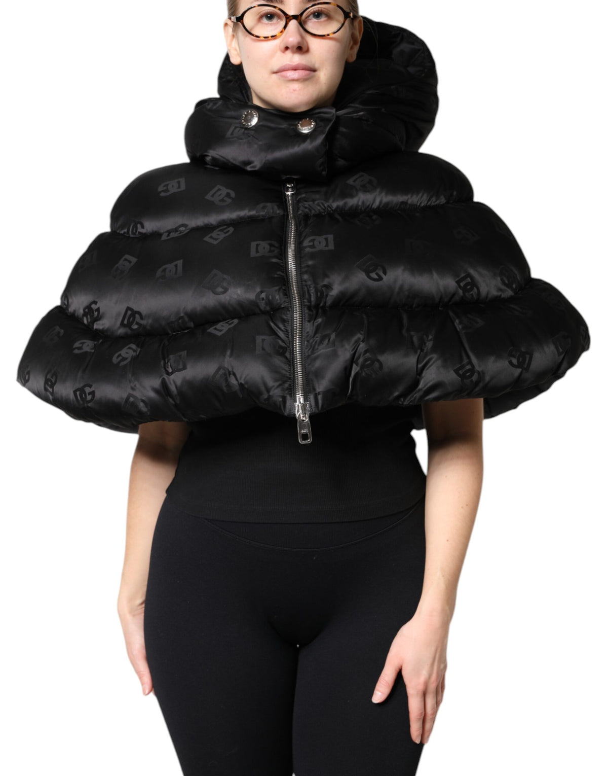 Dolce &amp; Gabbana – Kurze, wattierte Pufferjacke mit Kapuze und durchgehendem Reißverschluss in Schwarz