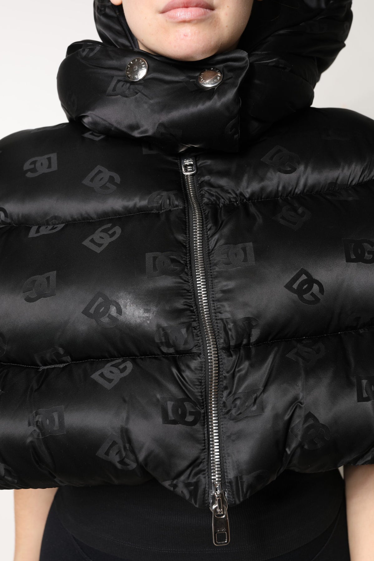 Dolce &amp; Gabbana – Kurze, wattierte Pufferjacke mit Kapuze und durchgehendem Reißverschluss in Schwarz