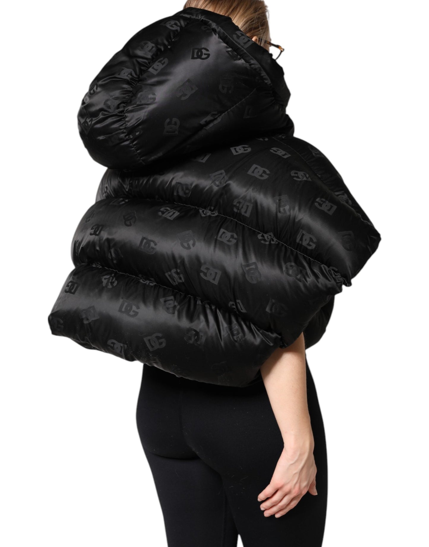 Dolce &amp; Gabbana – Kurze, wattierte Pufferjacke mit Kapuze und durchgehendem Reißverschluss in Schwarz