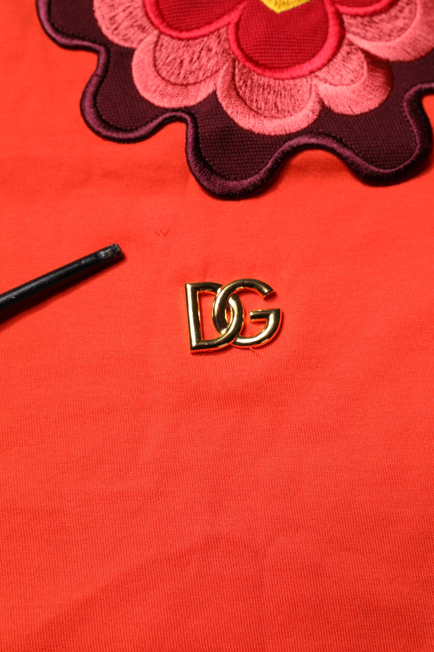 Dolce &amp; Gabbana – Rotes Baumwoll-T-Shirt mit Rundhalsausschnitt und Blumenstickerei