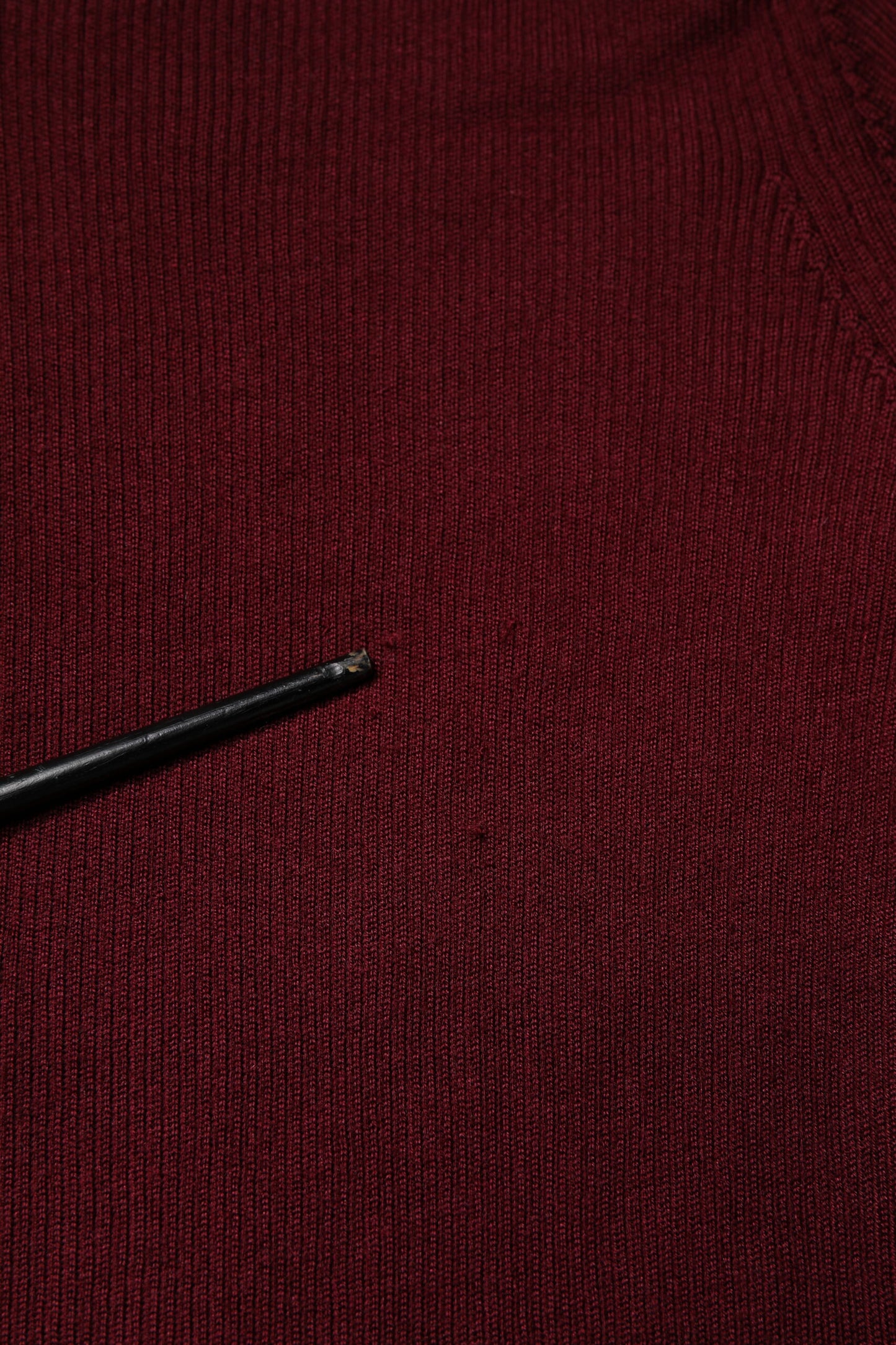 Dolce &amp; Gabbana – Burgunderroter, langärmliger Rollkragenpullover mit schmalem Schnitt