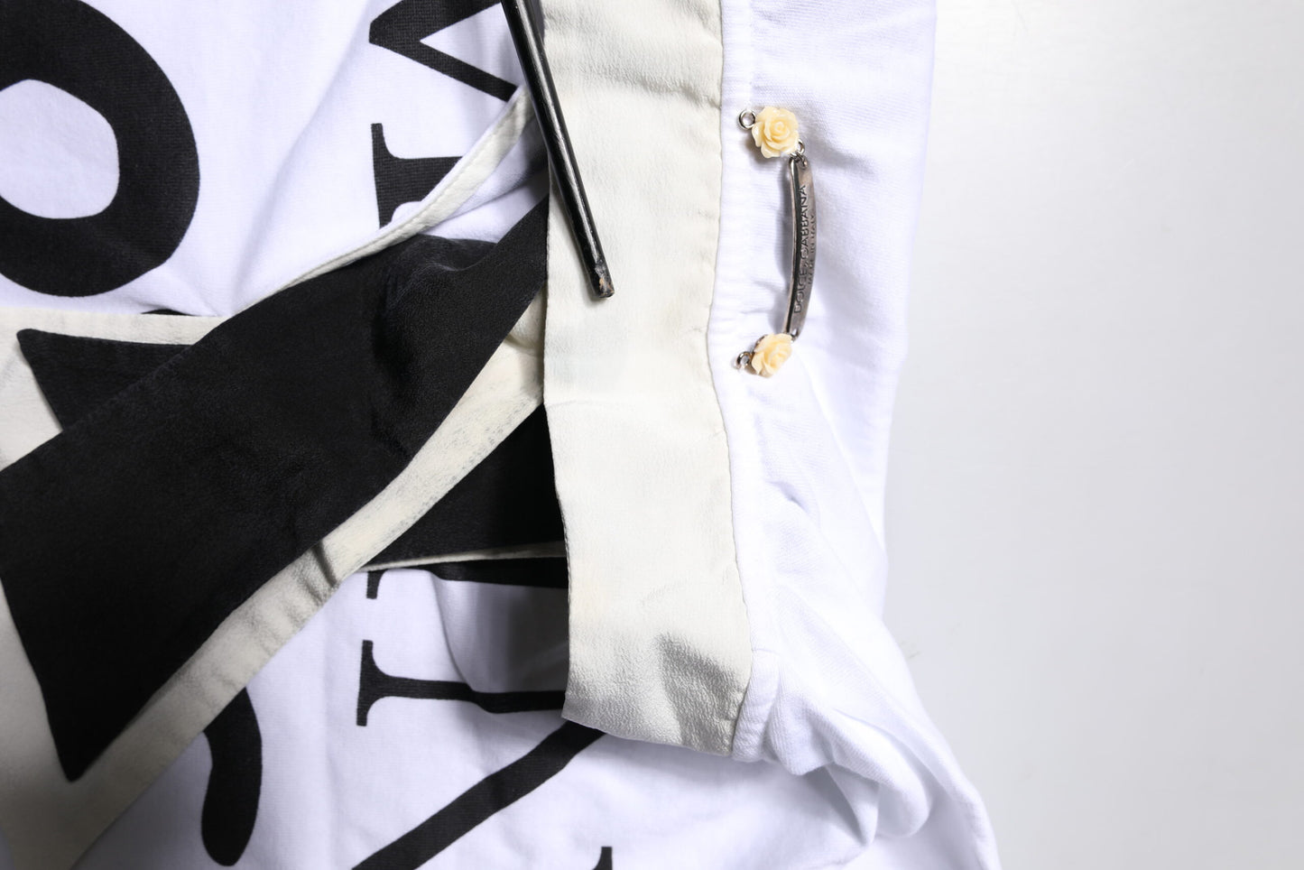 Dolce &amp; Gabbana – Weißes T-Shirt aus Baumwoll-Seiden-Mischgewebe mit Ascot-Kragen