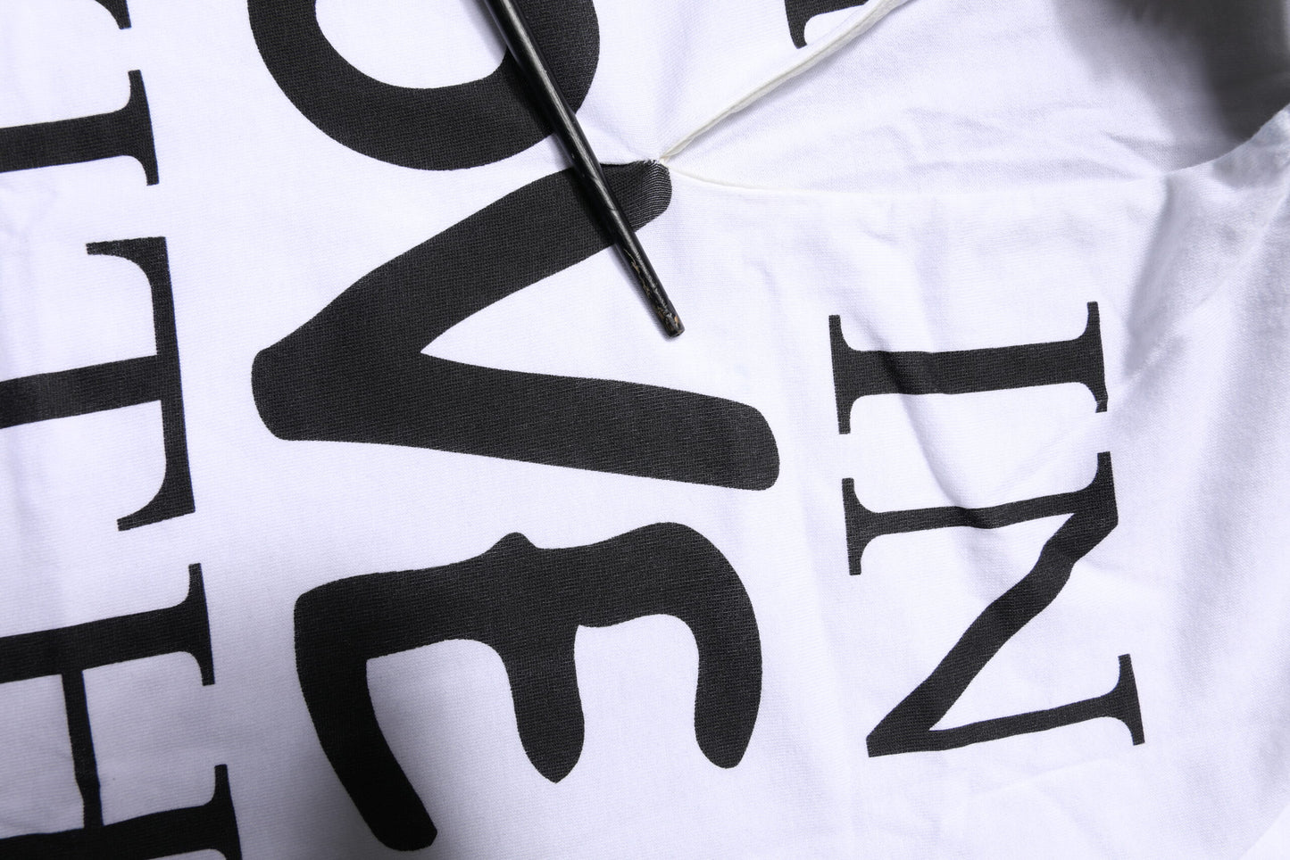 Dolce &amp; Gabbana – Weißes T-Shirt aus Baumwoll-Seiden-Mischgewebe mit Ascot-Kragen