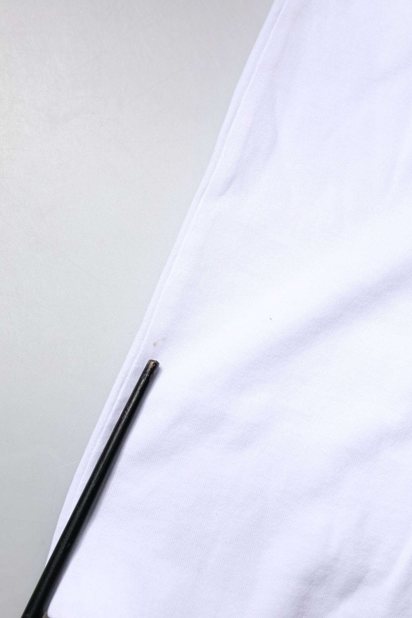 Dolce &amp; Gabbana – Weißes T-Shirt aus Baumwoll-Seiden-Mischgewebe mit Ascot-Kragen