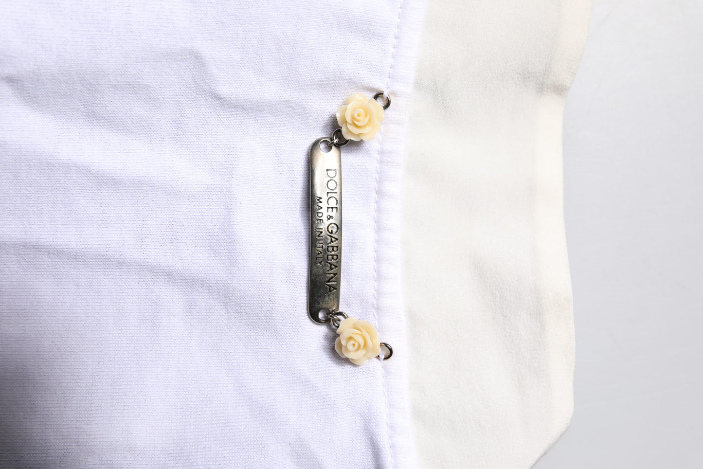 Dolce &amp; Gabbana – Weißes T-Shirt aus Baumwoll-Seiden-Mischgewebe mit Ascot-Kragen