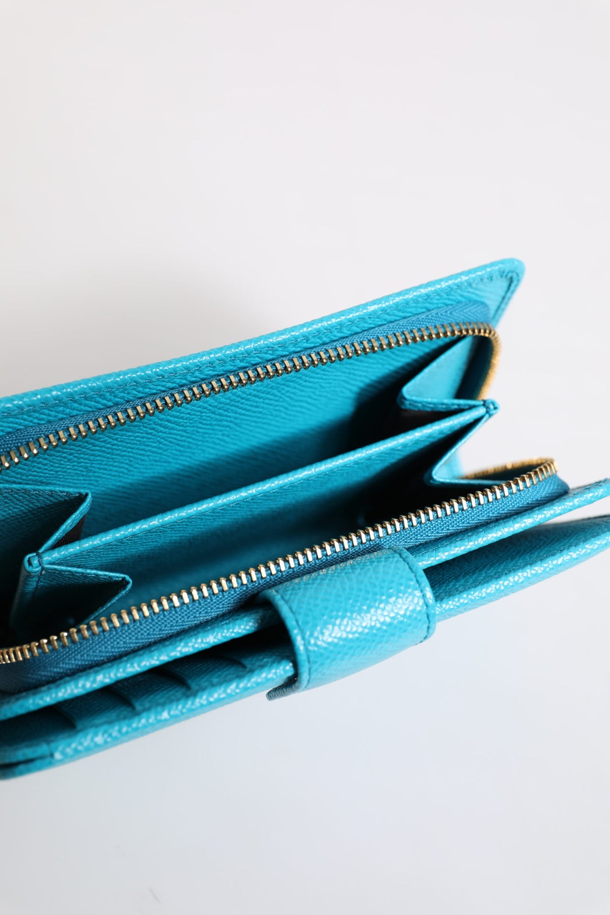 Dolce &amp; Gabbana Hellblaue, zweifach faltbare Clutch aus Leder im Kontinentalstil