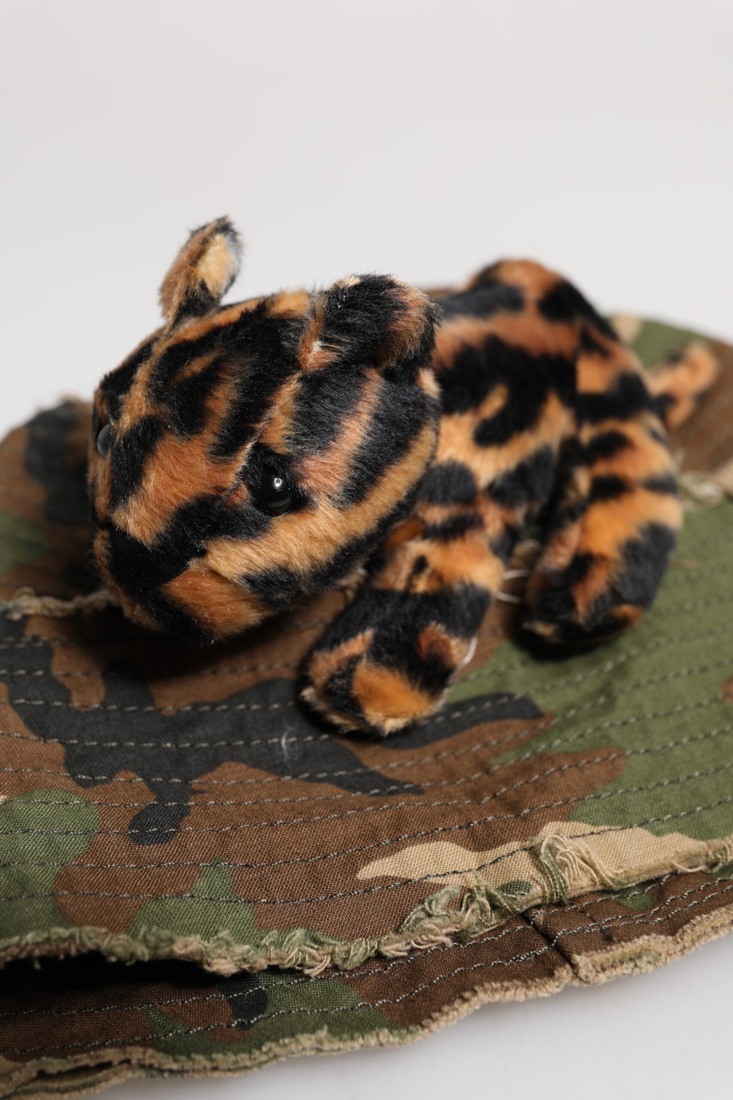 Dolce &amp; Gabbana – Fischerhut mit breiter Krempe und Leopardenverzierung in mehreren Farben