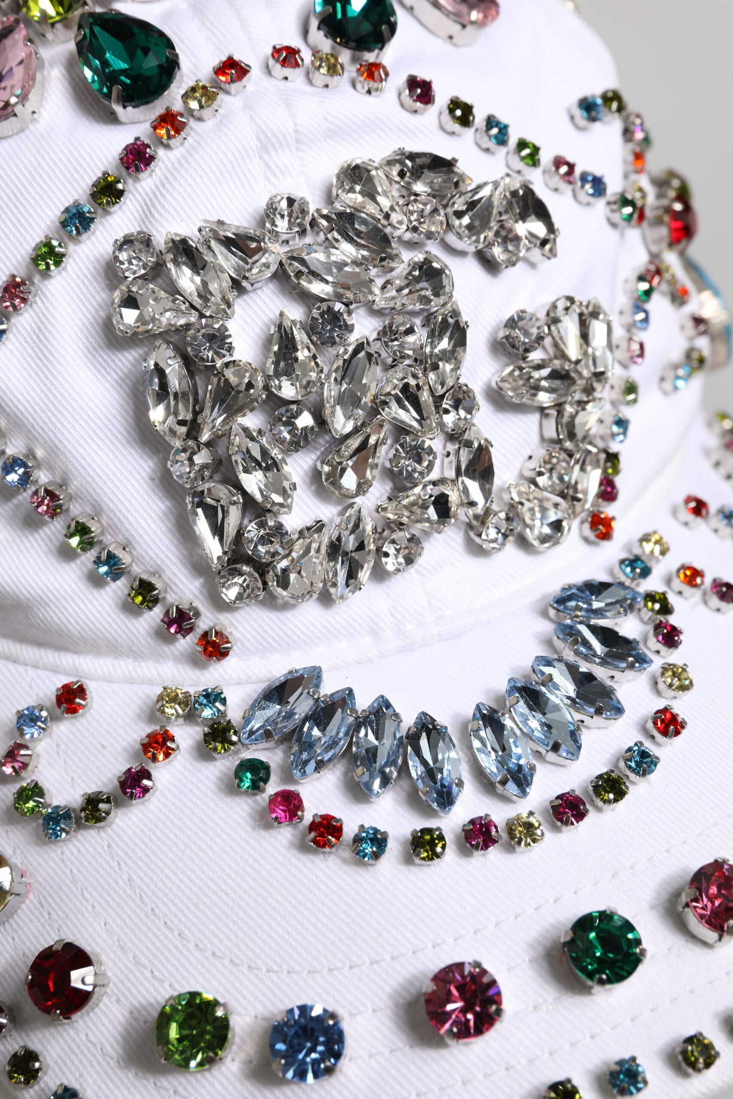 Dolce &amp; Gabbana – Weiße, mehrfarbige Baseballkappe mit Kristallverzierung