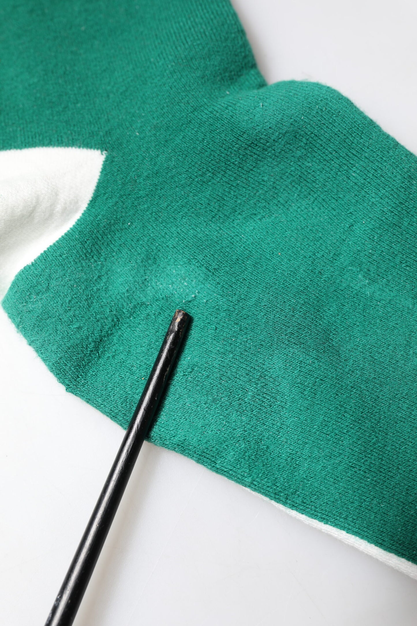 Dolce &amp; Gabbana – Wadenlange Socken aus mehrfarbiger Baumwolle mit DG-Logo-Aufnäher