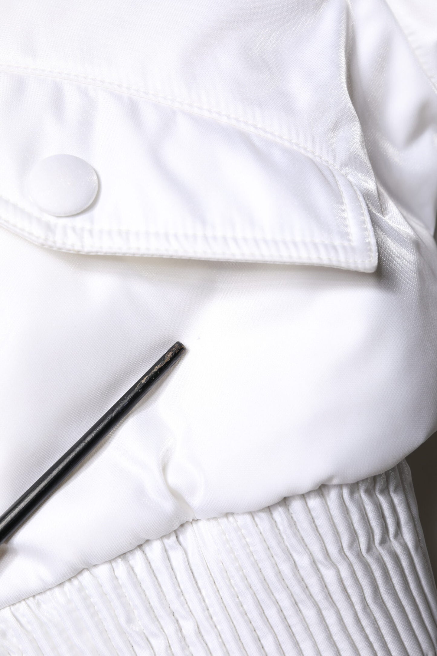 Dolce &amp; Gabbana – Kurze Bomberjacke aus weißem Nylon mit durchgehendem Reißverschluss