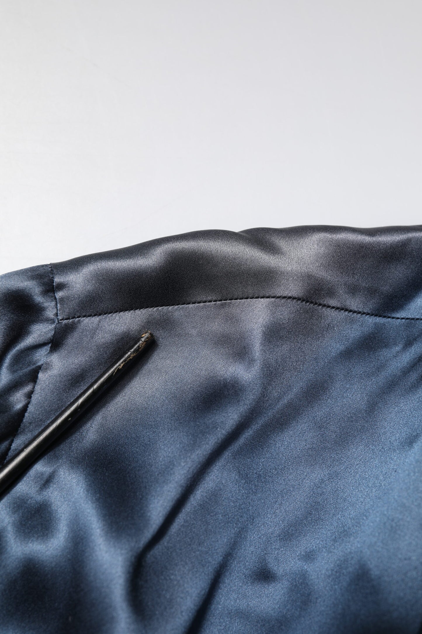 Dolce &amp; Gabbana Blaue, einfarbige Seiden-Wickelrobe für Herren