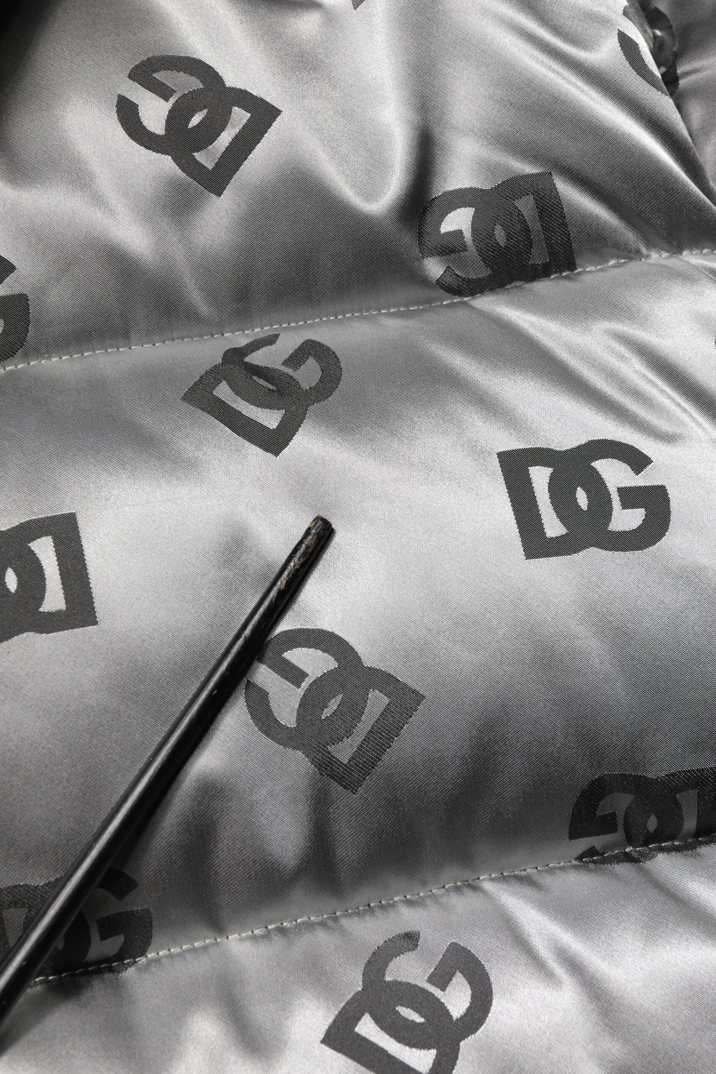 Dolce &amp; Gabbana – Steppjacke mit Kapuze und durchgehendem Reißverschluss und silbernem Logo