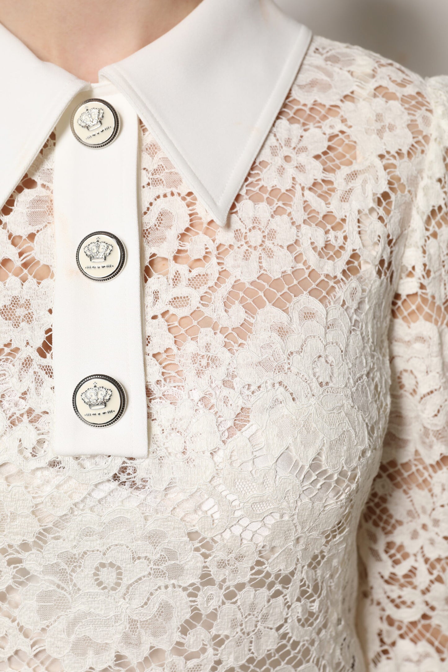 Dolce &amp; Gabbana – Weißes Etuikleid mit Blumenspitze und langen Ärmeln