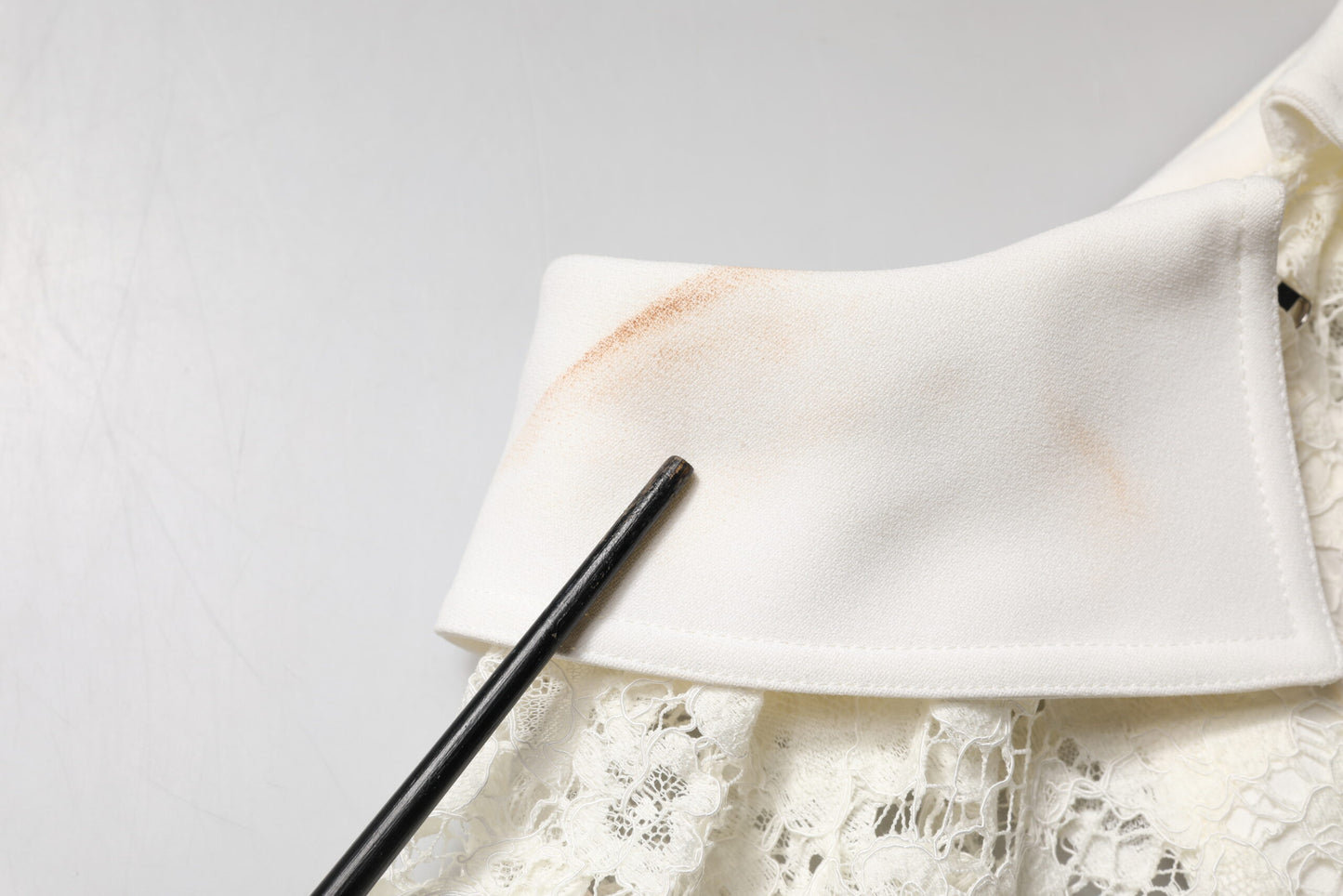 Dolce &amp; Gabbana – Weißes Etuikleid mit Blumenspitze und langen Ärmeln