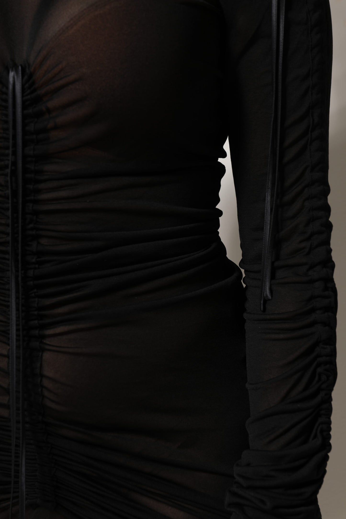 Dolce &amp; Gabbana – Langes, figurbetontes Etuikleid mit schwarzem Netzbesatz