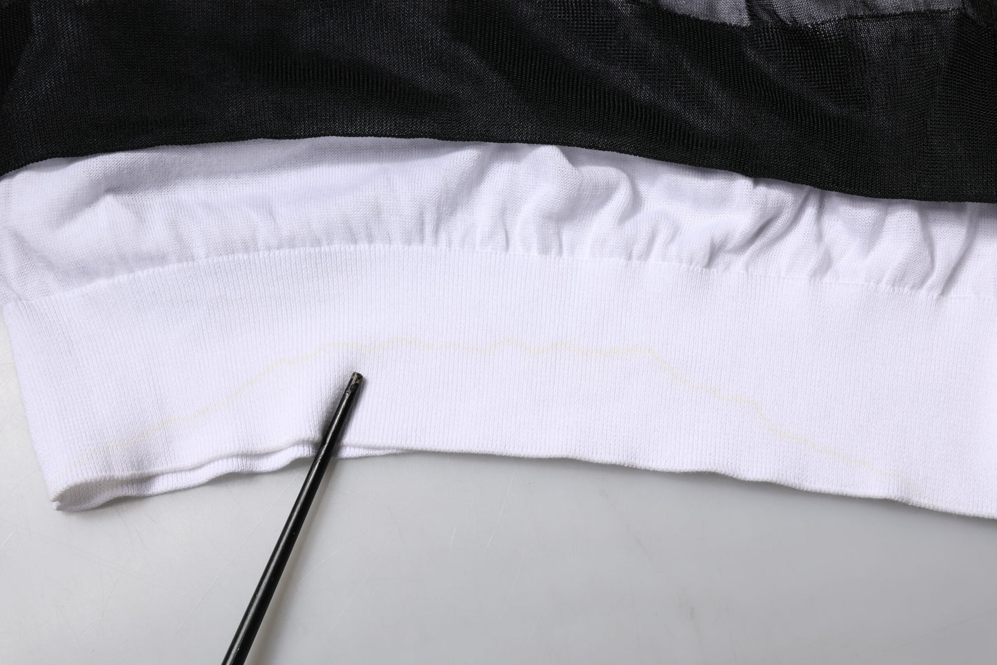 Dolce &amp; Gabbana Schwarz-Weiß-Strickpullover mit Logo