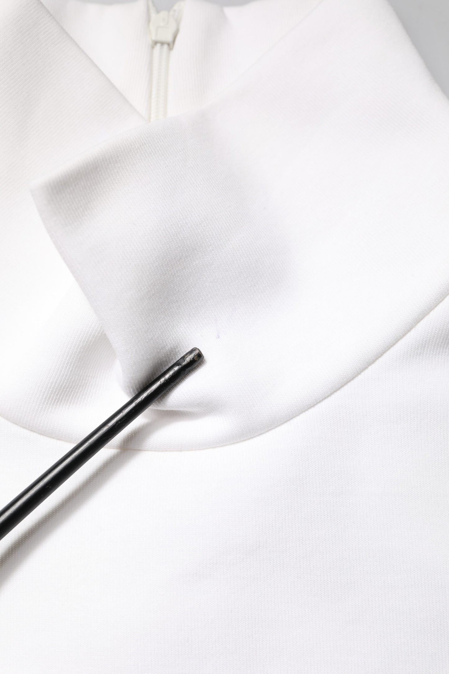 Dolce &amp; Gabbana – Weißes T-Shirt aus Baumwolle mit Rollkragen und DG-Applikation