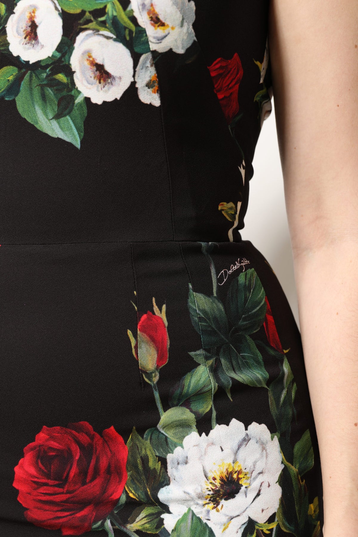 Dolce &amp; Gabbana – Schwarzes, ärmelloses Etuikleid mit Blumenmuster